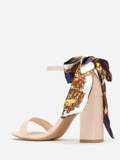 Outlet La Modeuse Sandales à foulard satiné imprimé Beige