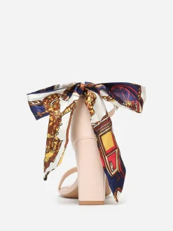 Outlet La Modeuse Sandales à foulard satiné imprimé Beige