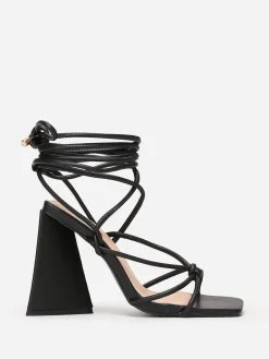 Sale La Modeuse Sandales à laçage et talon triangle Noir