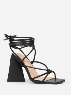 Sale La Modeuse Sandales à laçage et talon triangle Noir