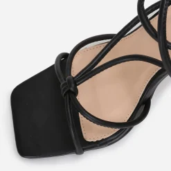 Sale La Modeuse Sandales à laçage et talon triangle Noir