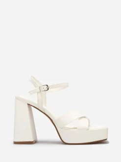 Discount La Modeuse Sandales à plateforme avec brides croisées Blanc