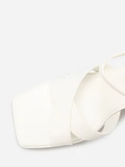 Discount La Modeuse Sandales à plateforme avec brides croisées Blanc
