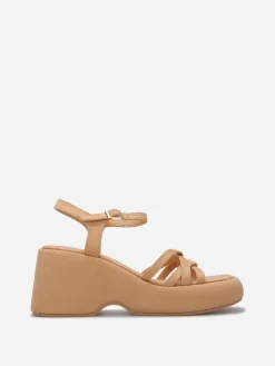 Online La Modeuse Sandales à plateforme compensée en suédine Camel
