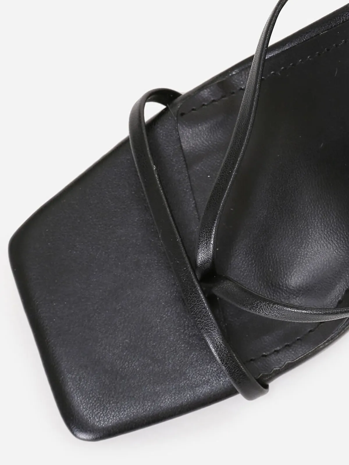 Discount La Modeuse Sandales à talon bobine et bout carré Noir