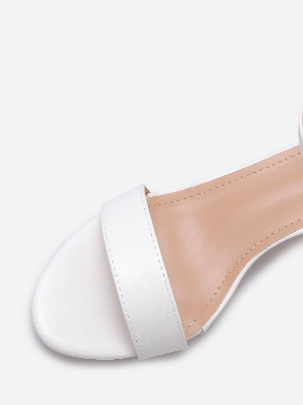 Sale La Modeuse Sandales à talon carré grandes tailles Blanc