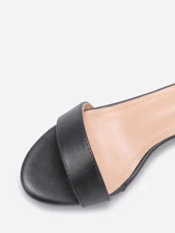 Sale La Modeuse Sandales à talon carré grandes tailles Noir