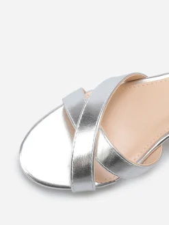 Online La Modeuse Sandales à talon et brides croisées Argenté