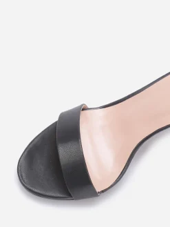 Discount La Modeuse Sandales à talon fin et bride Noir