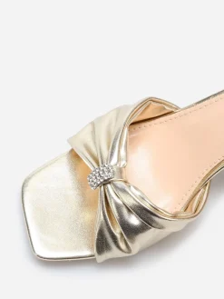 Sale La Modeuse Sandales avec bride noeud à strass Doré