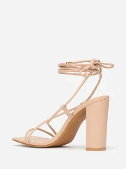 New La Modeuse Sandales avec laçage à bout carré Beige