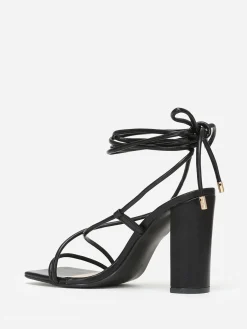 Online La Modeuse Sandales avec laçage à bout carré Noir