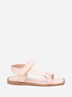 Sale La Modeuse Sandales carrées plates à scratch Beige