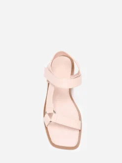 Sale La Modeuse Sandales carrées plates à scratch Beige