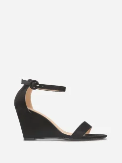Online La Modeuse Sandales compensées en suédine Noir