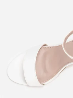 Online La Modeuse Sandales en simili à bout arrondi Blanc
