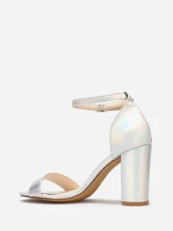 Online La Modeuse Sandales en simili à effet irisé Argenté