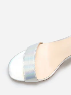 Online La Modeuse Sandales en simili à effet irisé Argenté