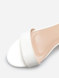 Discount La Modeuse Sandales en simili à petit talon carré Blanc