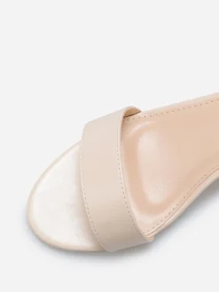 Hot La Modeuse Sandales en simili à petit talon carré Beige