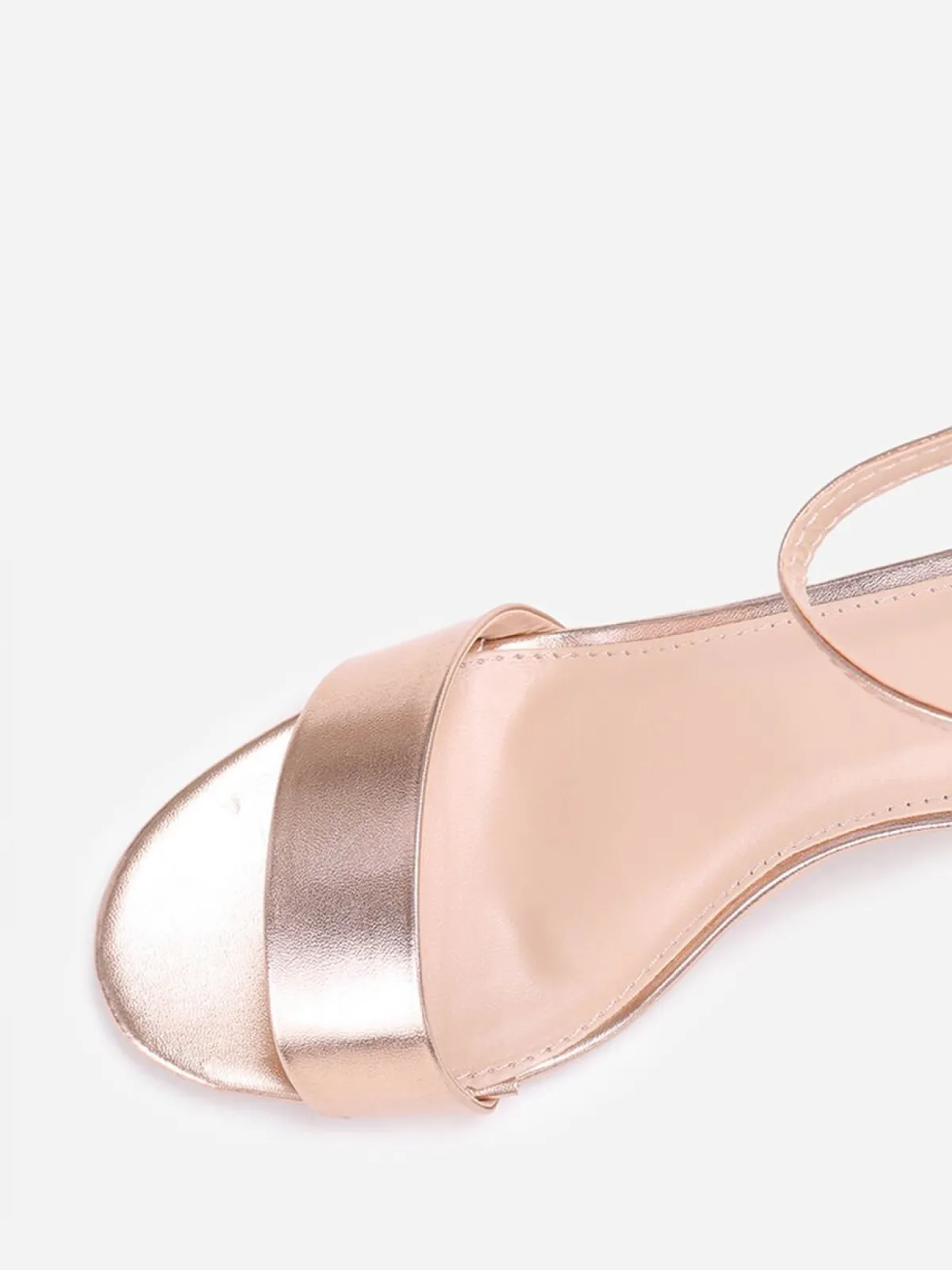 La Modeuse Sandales en simili à talon carré Dorérose