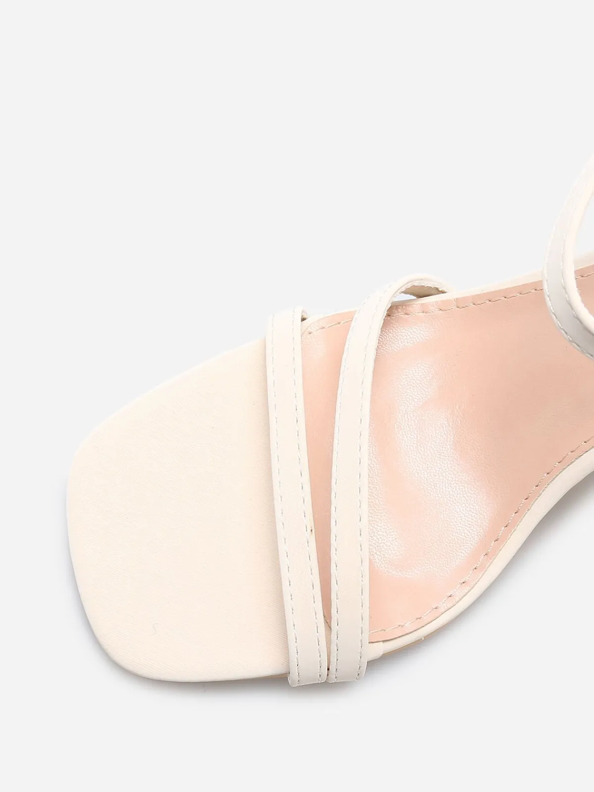 Hot La Modeuse Sandales en simili mat à fines brides Beige