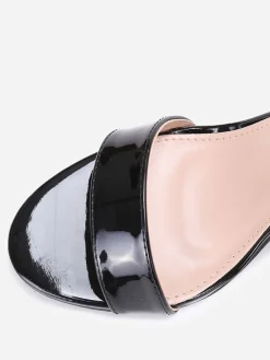 Sale La Modeuse Sandales en simili verni à talon carré Noir