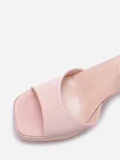New La Modeuse Sandales satinées à bout carré Beige