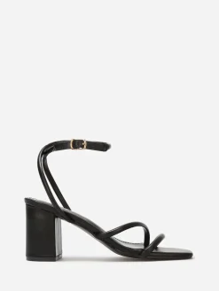 La Modeuse Sandales simili à brides matelassées Noir