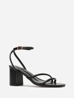 La Modeuse Sandales simili à brides matelassées Noir