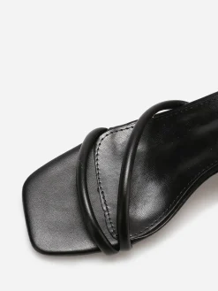 La Modeuse Sandales simili à brides matelassées Noir