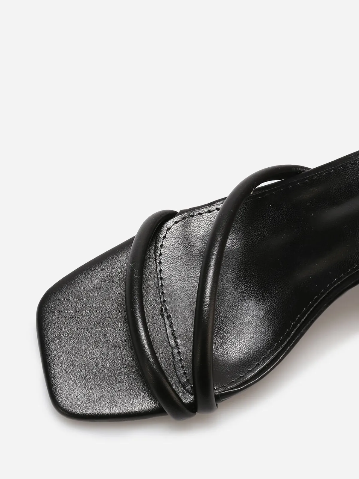 La Modeuse Sandales simili à brides matelassées Noir