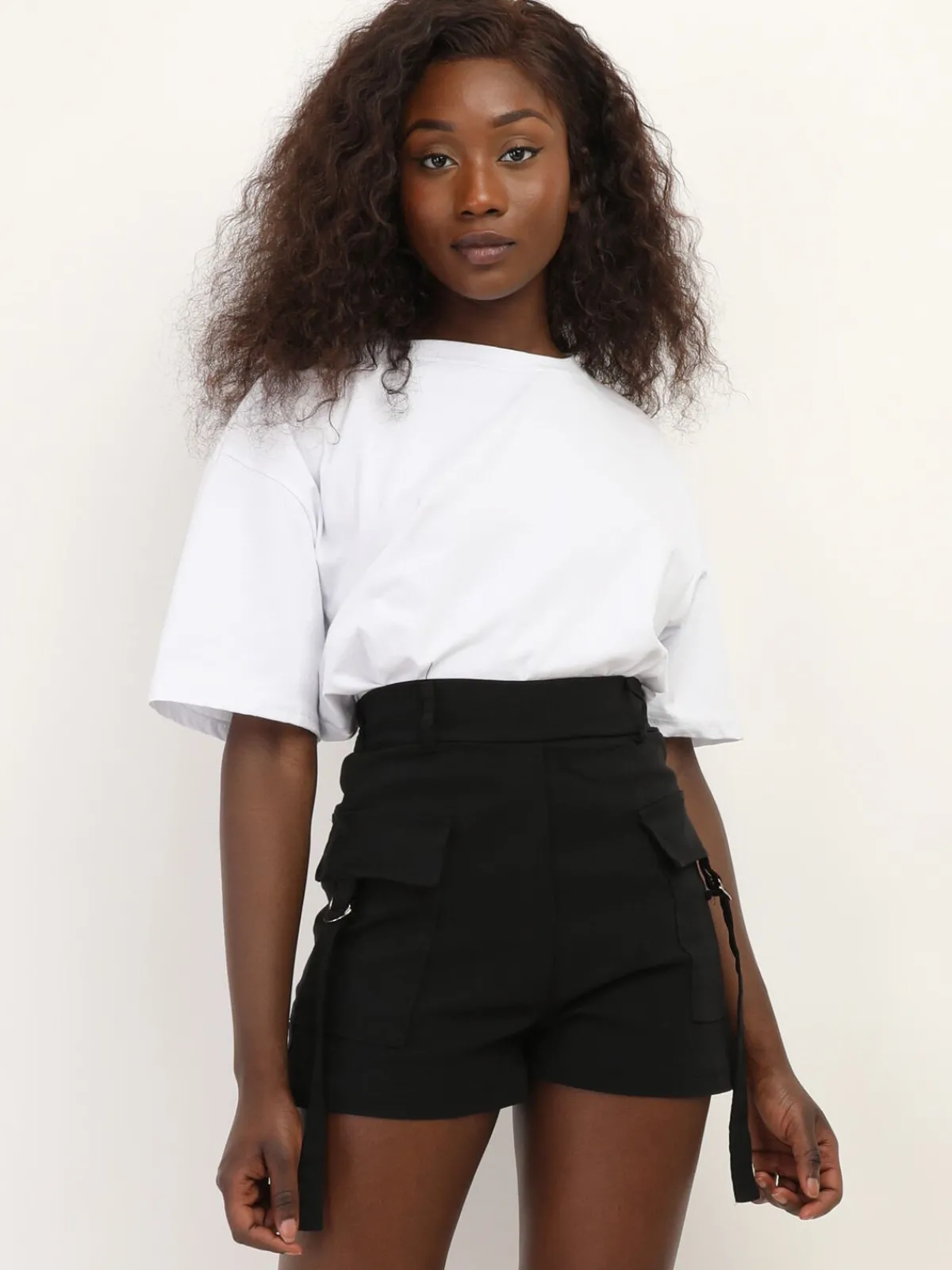 Sale La Modeuse Short cargo avec sangles à anneaux Noir