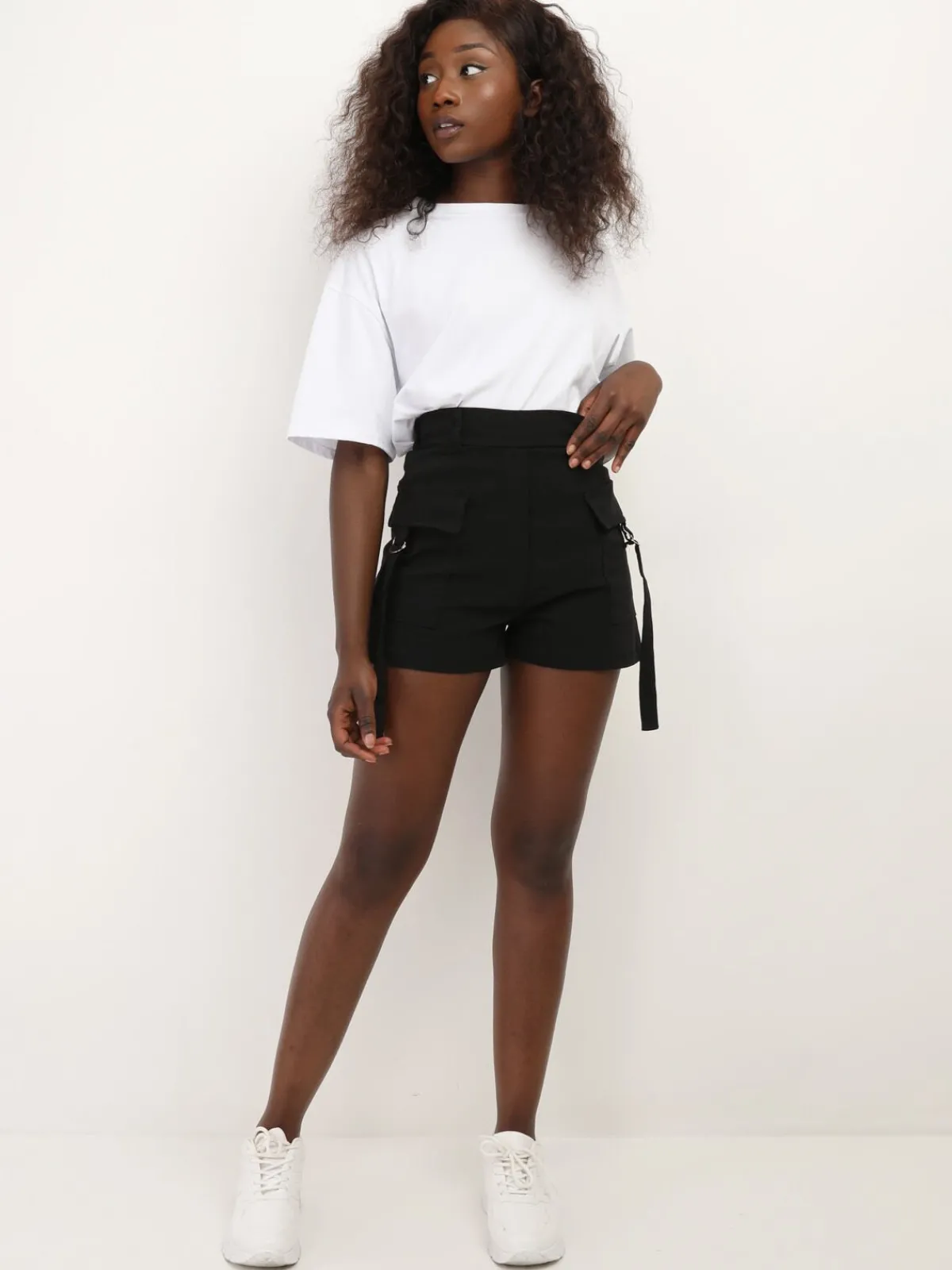 Sale La Modeuse Short cargo avec sangles à anneaux Noir