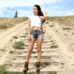 Outlet La Modeuse Short en jeans destroy à clous Gris