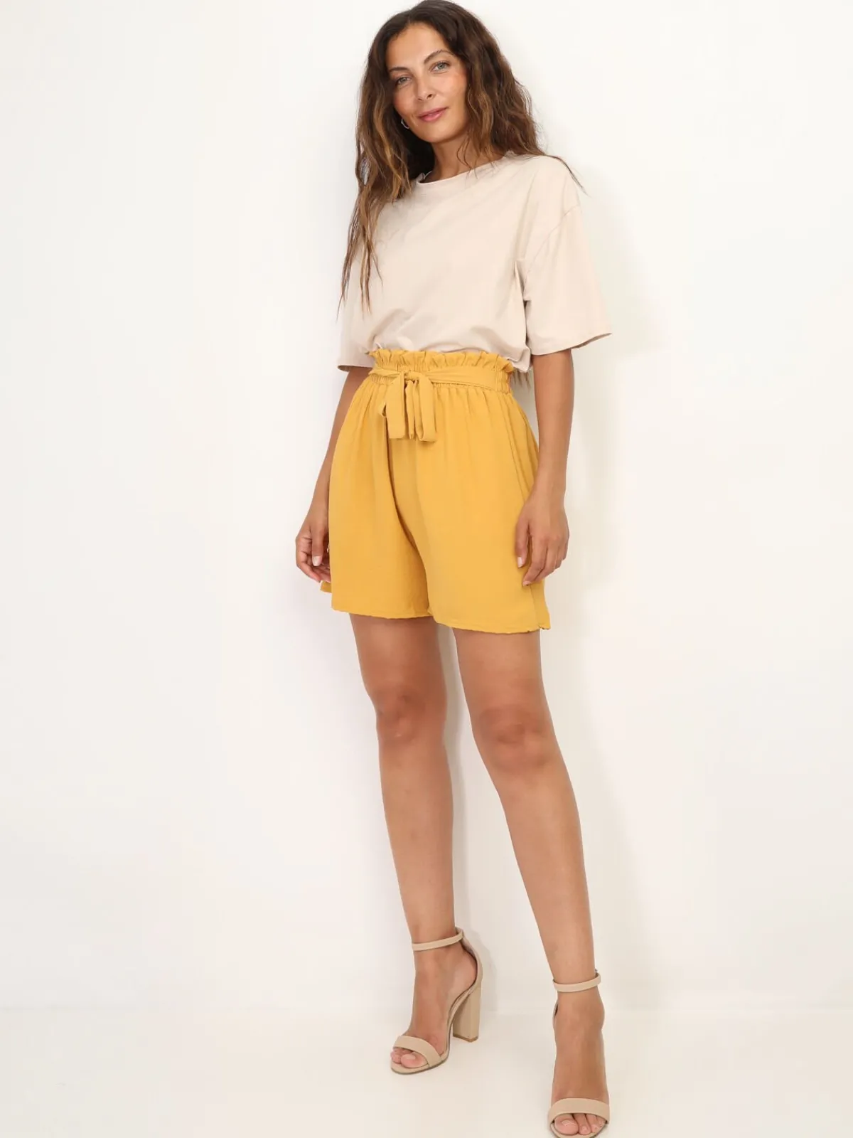 La Modeuse Short fluide avec ceinture à nouer Jaune