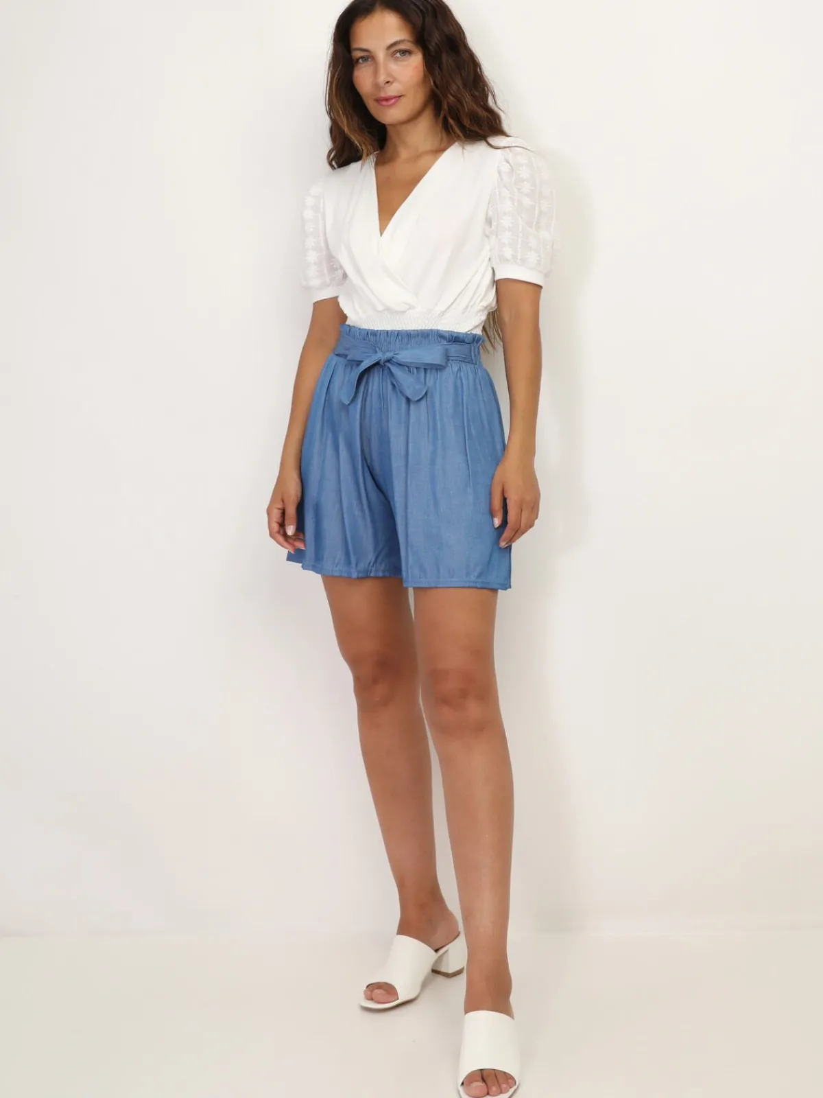 Hot La Modeuse Short fluide ceinturé style denim Bleu
