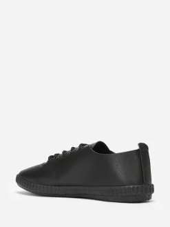 La Modeuse Tennis en simili  avec semelle en relief Noir