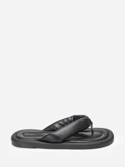 Discount La Modeuse Tongs en simili à bride arrondie et matelassée Noir