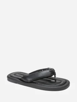 Discount La Modeuse Tongs en simili à bride arrondie et matelassée Noir