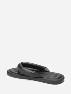 Discount La Modeuse Tongs en simili à bride arrondie et matelassée Noir