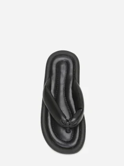 Discount La Modeuse Tongs en simili à bride arrondie et matelassée Noir
