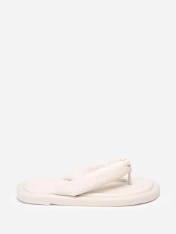 Sale La Modeuse Tongs en simili à bride arrondie et matelassée Beige