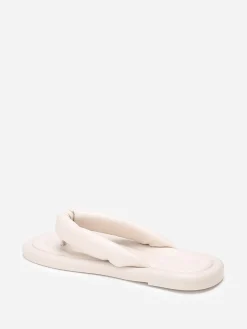 Sale La Modeuse Tongs en simili à bride arrondie et matelassée Beige