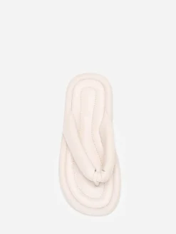 Sale La Modeuse Tongs en simili à bride arrondie et matelassée Beige