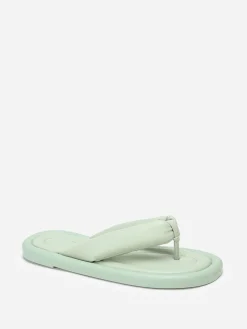 Online La Modeuse Tongs en simili à bride arrondie et matelassée Vert