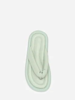Online La Modeuse Tongs en simili à bride arrondie et matelassée Vert