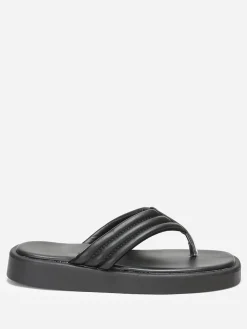 Online La Modeuse Tongs plateformes à bride matelassée Noir