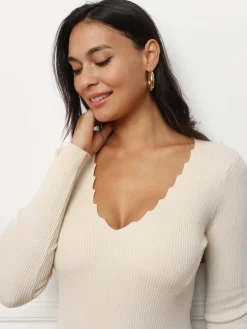 New La Modeuse Top à décolleté festonné Beige