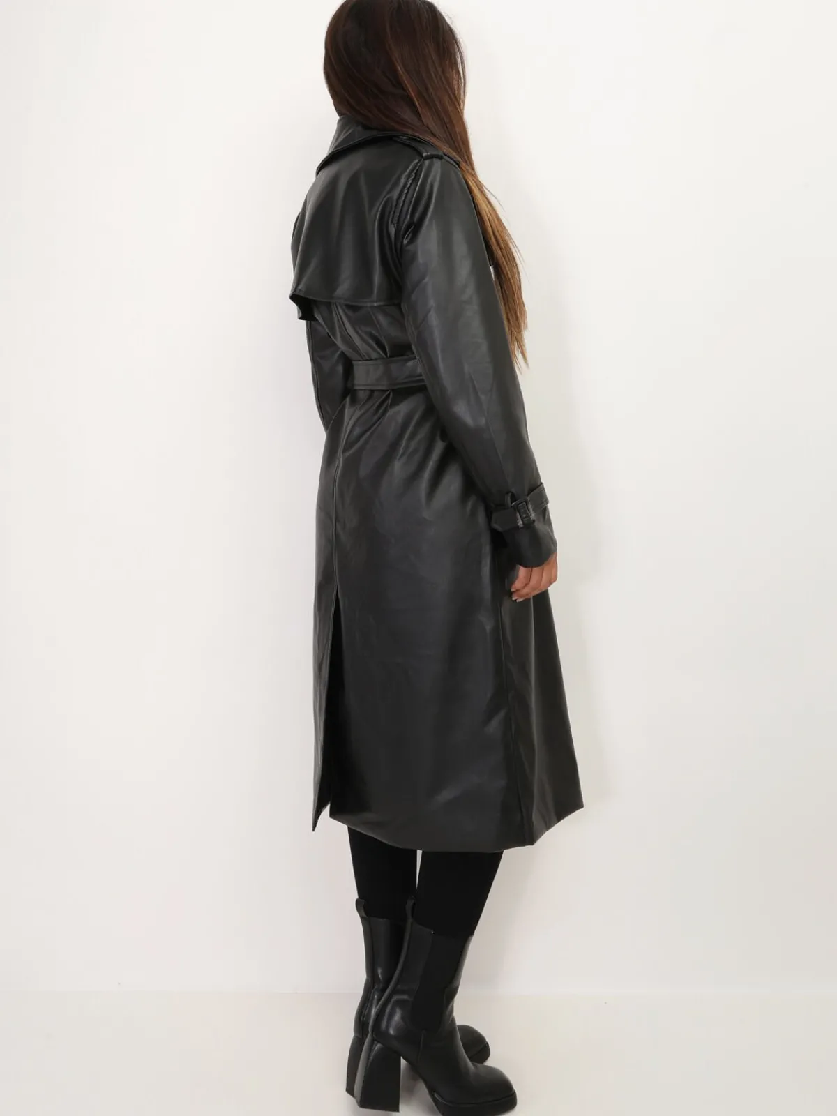 Discount La Modeuse Trench mi-long ceinturé en simili Noir
